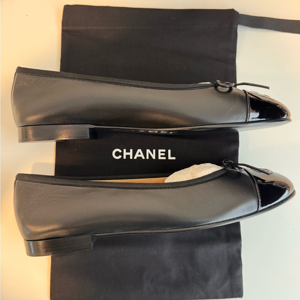 CHANEL Black Leather Ballet Flats with Bow - Picture 4 of 10